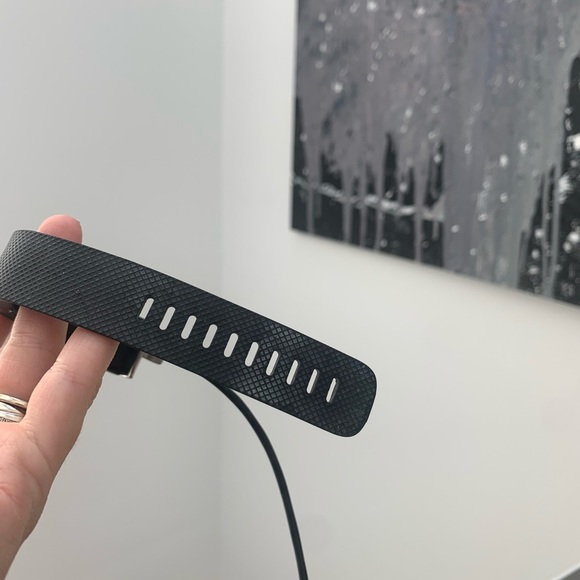 Fitbit charge with charging cord - Picture 4 of 4